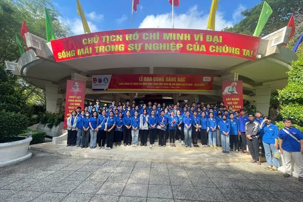 Tổ chức chuyến về nguồn tại Đền Thờ Chủ Tịch Hồ Chí Minh nhân Kỷ niệm 135 năm ngày sinh của Người