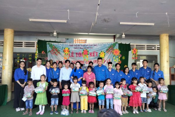 Ấm áp Ngày Quốc tế Thiếu nhi: CLB Hành trình sinh viên lan tỏa yêu thương đến trẻ em Lương Hòa