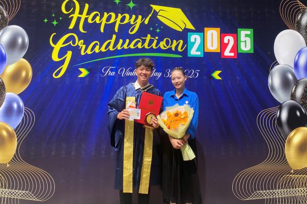 Ban chủ nhiệm CLB Hành Trình Sinh Viên chúc mừng thành viên tốt nghiệp ra trường đợt 31/5-01/6/2025